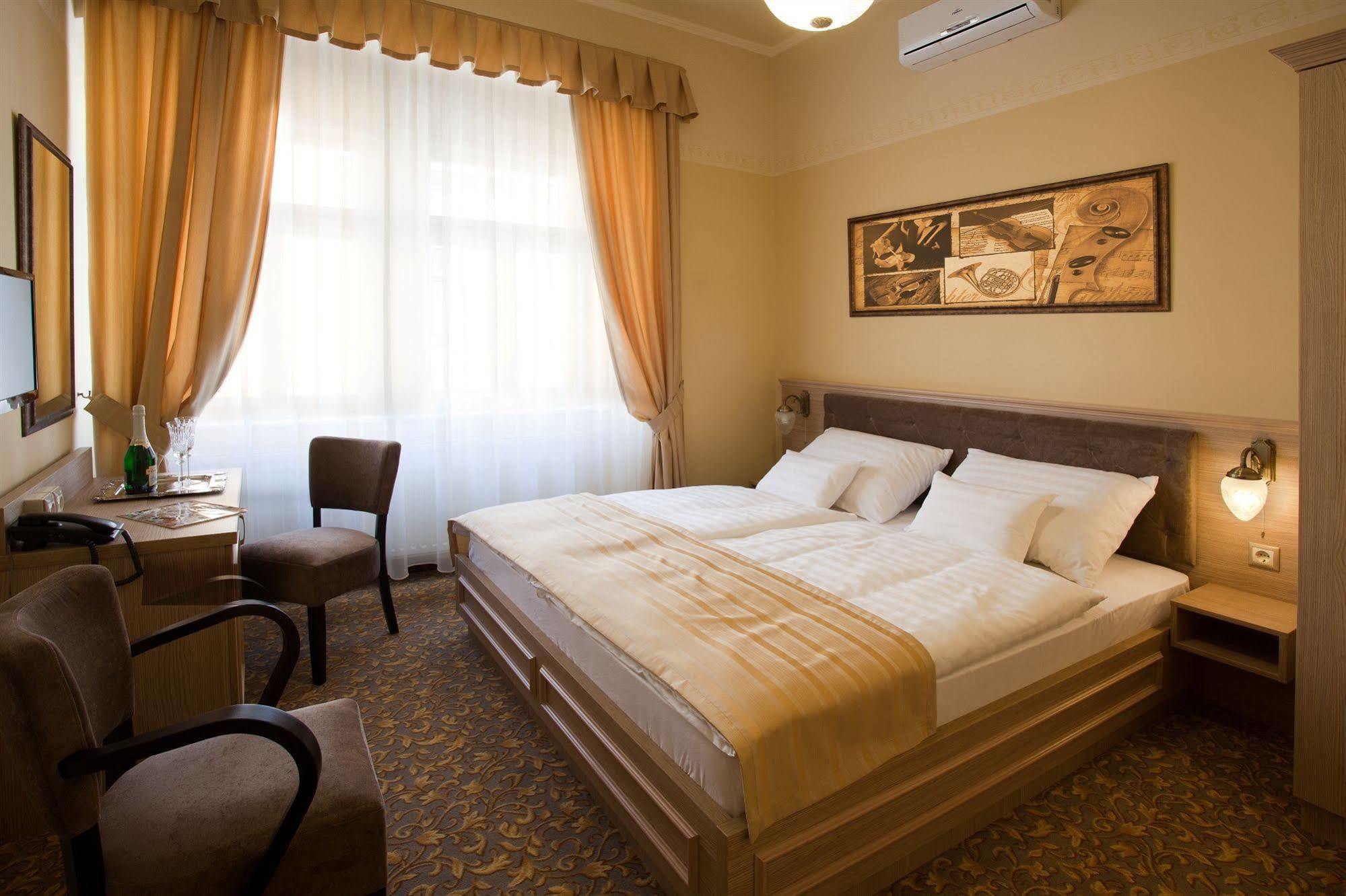 גיור Barokk Hotel Promenad מראה חיצוני תמונה