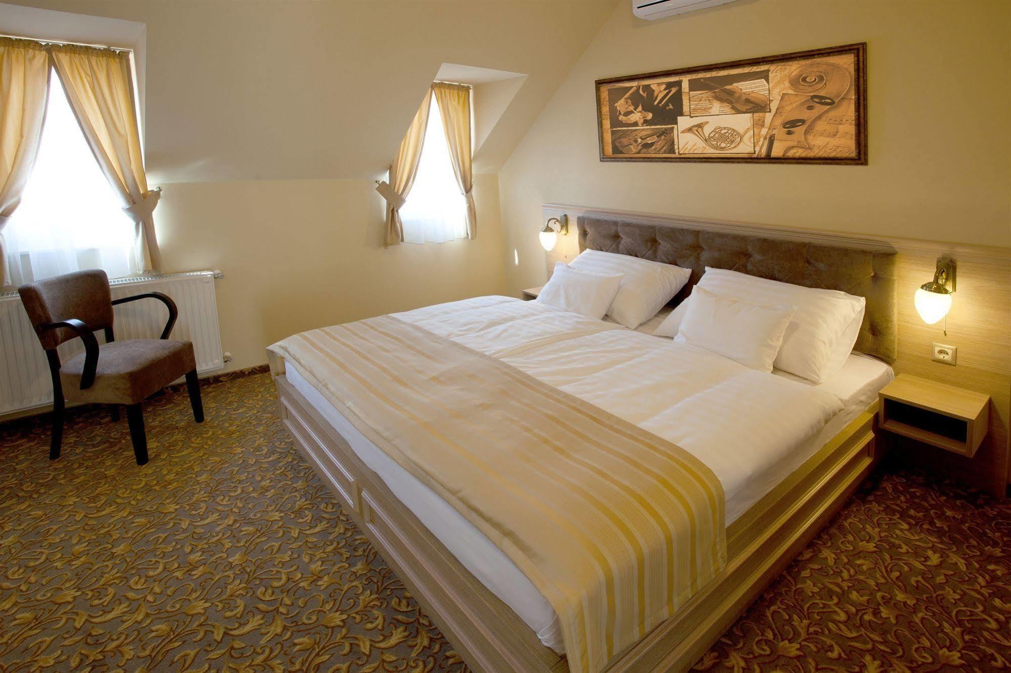 גיור Barokk Hotel Promenad מראה חיצוני תמונה