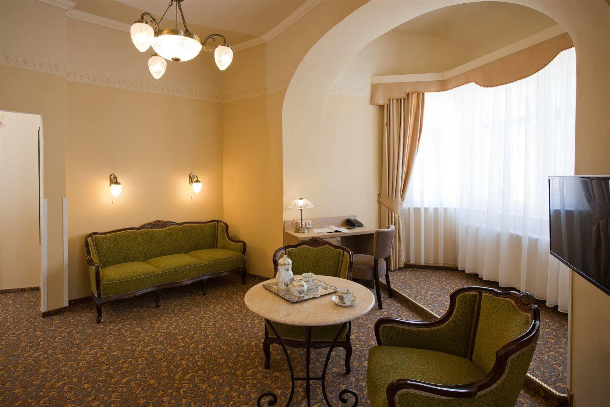 גיור Barokk Hotel Promenad מראה חיצוני תמונה